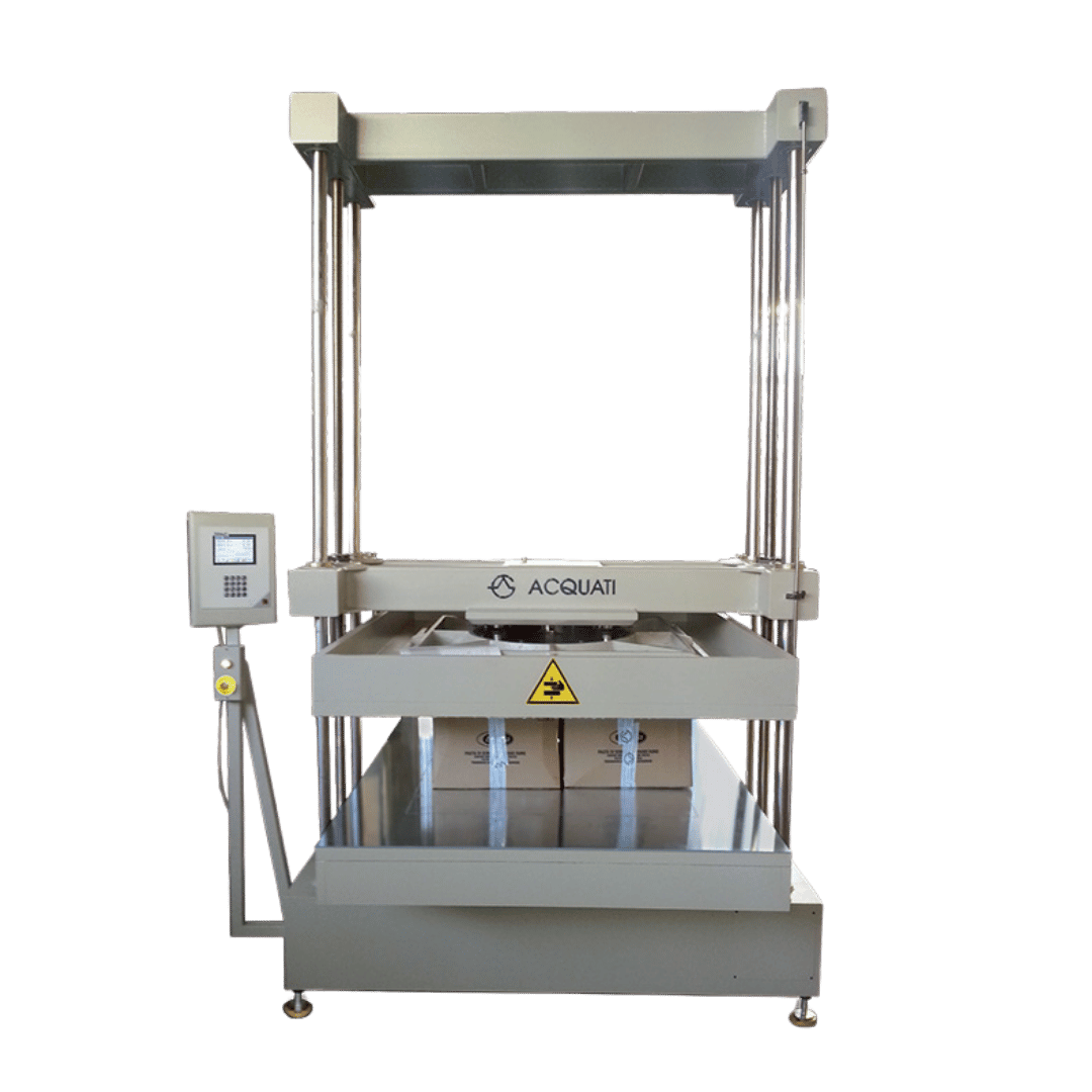 Il Compression Tester con pannello touch è stato progettato per testare la resistenza alla compressione e all’impilamento su materiali voluminosi come fusti, taniche, scatole in cartone ondulato, contenitori in plastica, tubi corrugati, polistirolo e pallets. Grazie alla sua struttura robusta e all’ampia superficie dei piatti (fino a 1200×1000 mm), garantisce risultati affidabili anche con carichi disassati o distribuzioni non uniformi. Conforme alle norme AFNOR, ASTM, DIN, EN, ISO, TAPPI, UNI, è adatto ai reparti R&D, collaudo e controllo qualità.